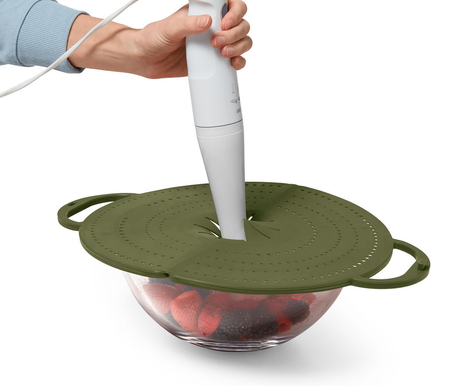 Bir kişi, bir kase meyvenin üzerinde bulunan 4'ü 1 Arada Yağ Sıçrama Koruyucusu'nun içinden bir blender kullanıyor.