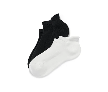 İki Çift Spor Sneaker Çorabı, bir çift siyah ve bir çift beyaz.