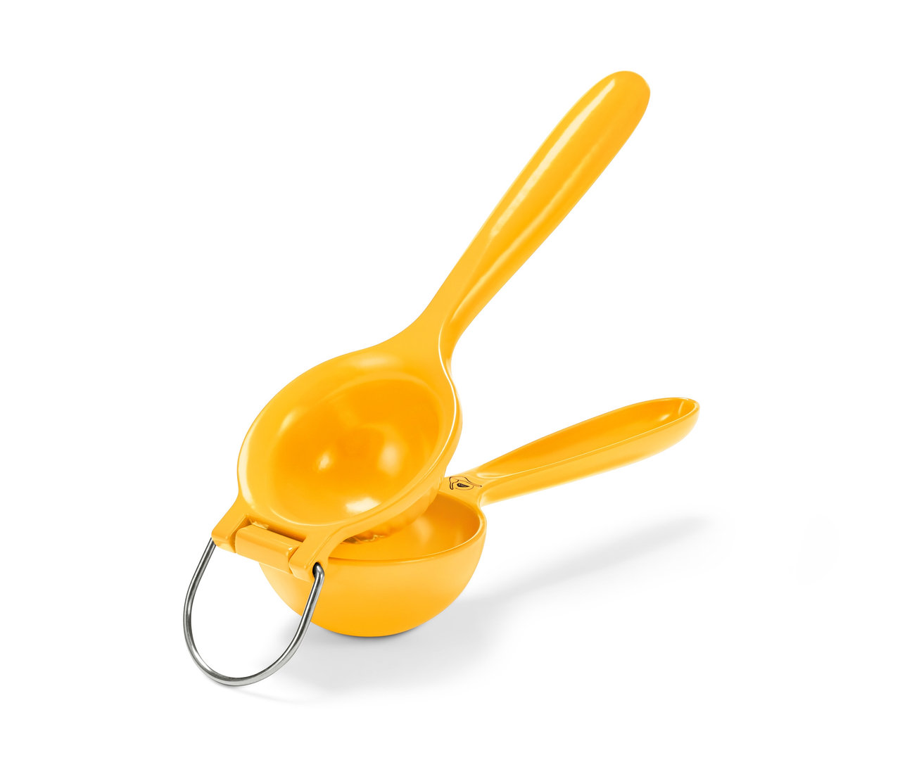 Beyaz zemin üzerinde paslanmaz çelik saplı sarı limon sıkacağı.