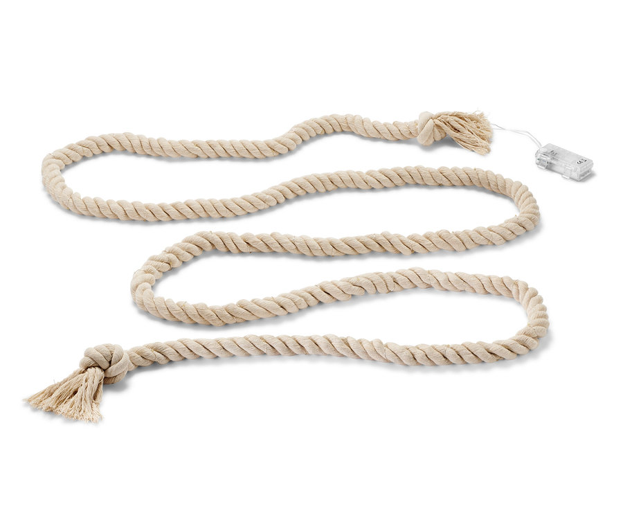 Beyaz bir arka planda halkalar halinde sarılmış bir LED halat ışık zinciri.