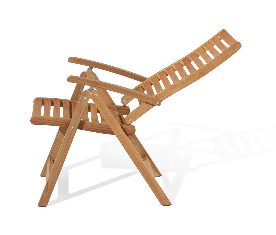 Beyaz bir arka planda ayarlanabilir sırtlıklı tik yüksek sandalye görülüyor.