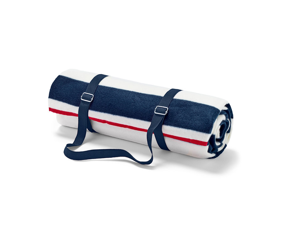 Mavi ve beyaz çizgili, kırmızı detaylı, mavi kayışlarla sabitlenmiş rulo halinde küçük piknik örtüsü.