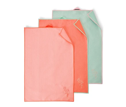Üç adet bulaşık bezi: pembe, mercan ve açık yeşil.