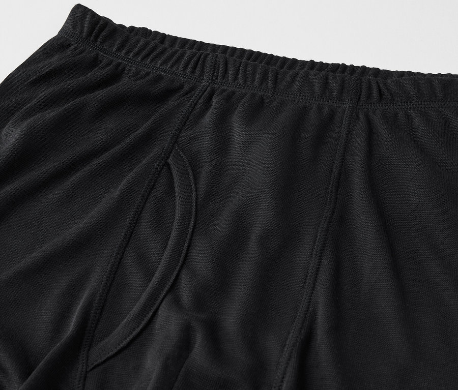 Elastik belli ve yan yırtmaçlı siyah erkek boxer külodu detayı.