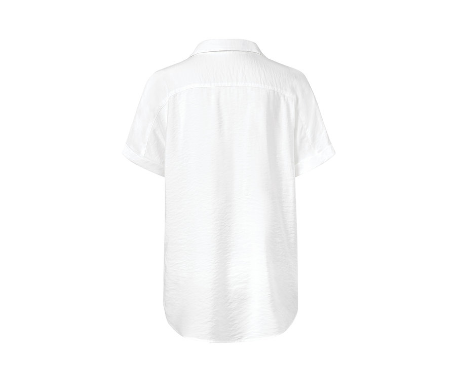 Yakın çekimde beyaz, organik pamuklu oversized bluz detayı.