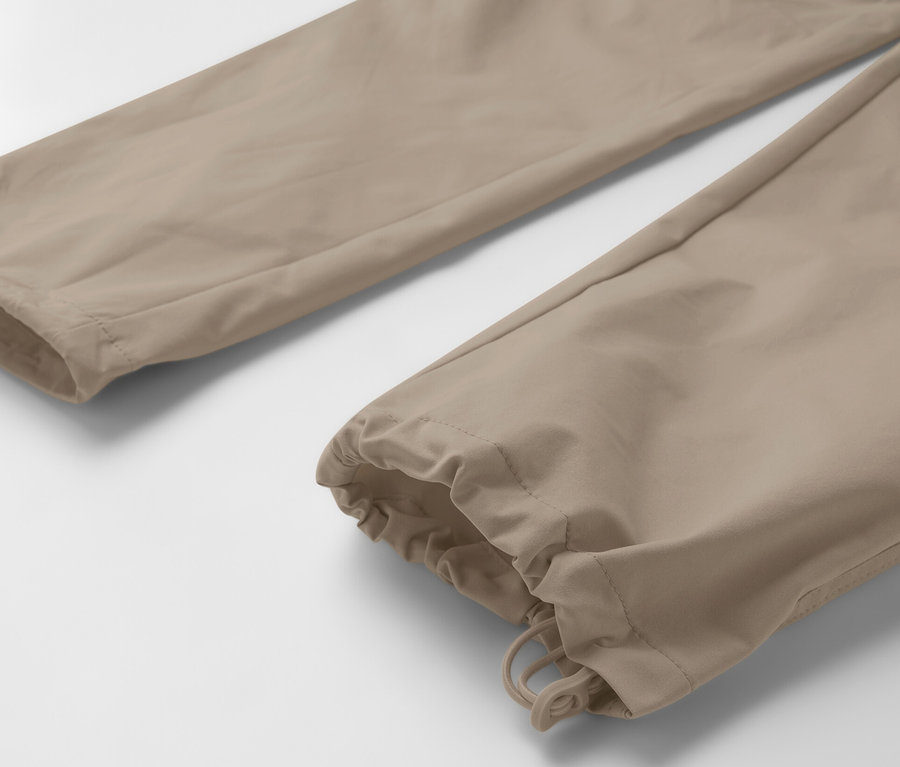 Bej rengi 2'si 1 arada fonksiyonel pantolonun detayı.