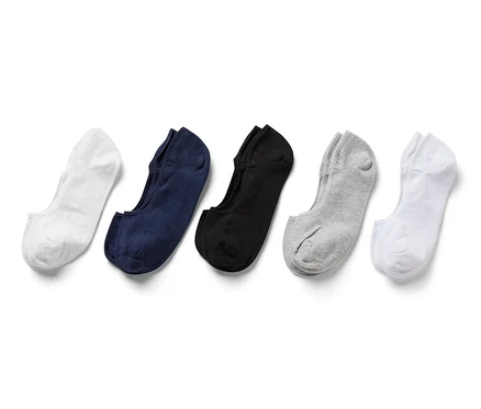 Beş çift beyaz, lacivert, siyah ve gri sneaker babet çorap.