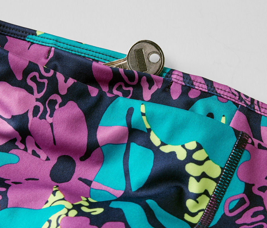 3/4 boy baskılı spor taytın cebinde anahtar detayı.