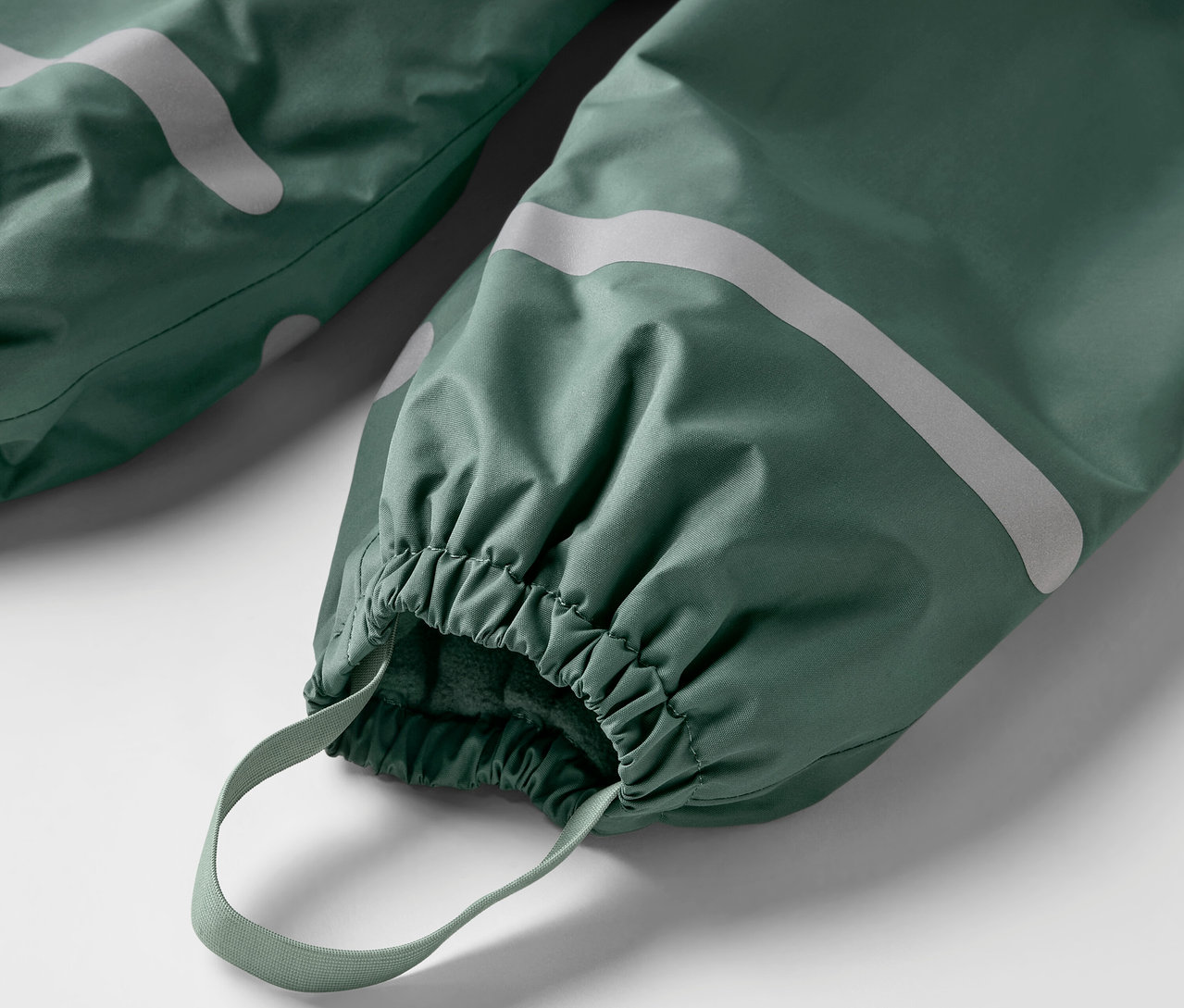 Yeşil çocuk termal yağmur pantolonunun detayı.