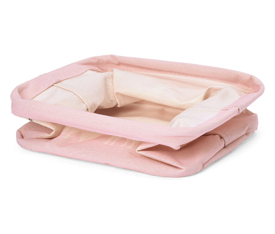 Boş, pembe renkli kumaş sepetin yakın çekimi.