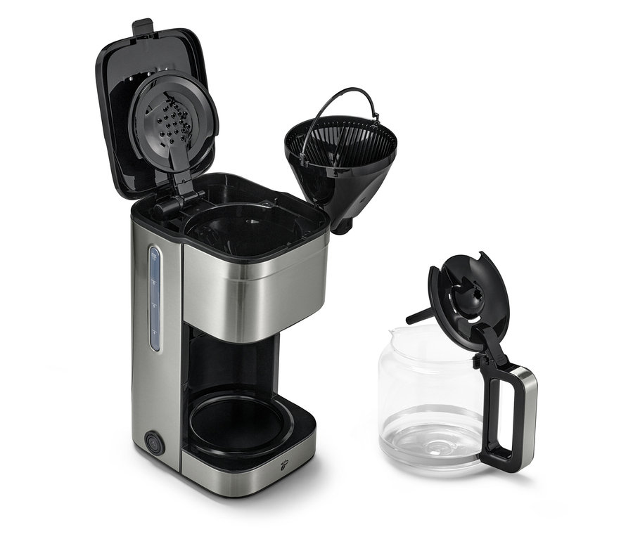 Beyaz arka planda açık kapaklı, filtreli ve cam demlikli gümüş rengi kahve makinesi.