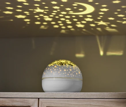 LED'li Yıldız Işığı Projektörü tavana yıldızlar ve bir ay yansıtıyor