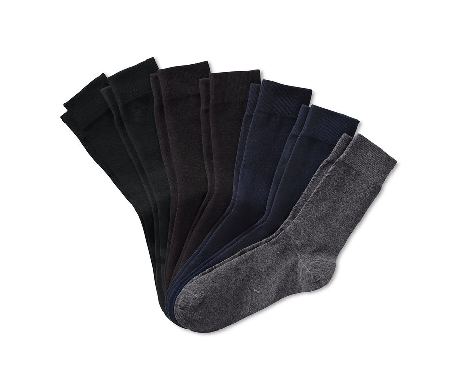 Beyaz arka planda farklı renklerde yedi çift çorap.