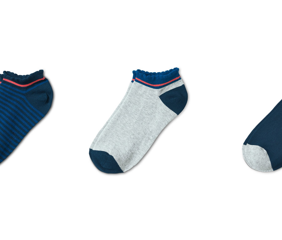 Üç çift sneaker çorap: biri mavi çizgili, biri gri ve biri mavi.