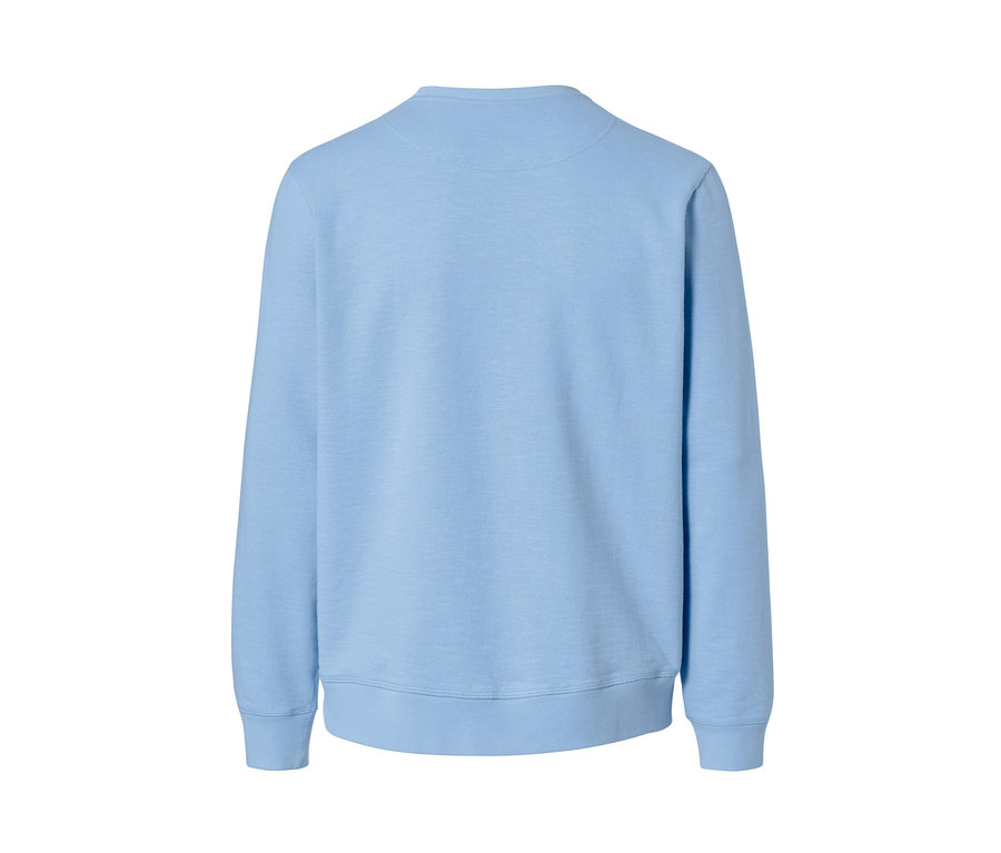 Açık mavi sweatshirt.