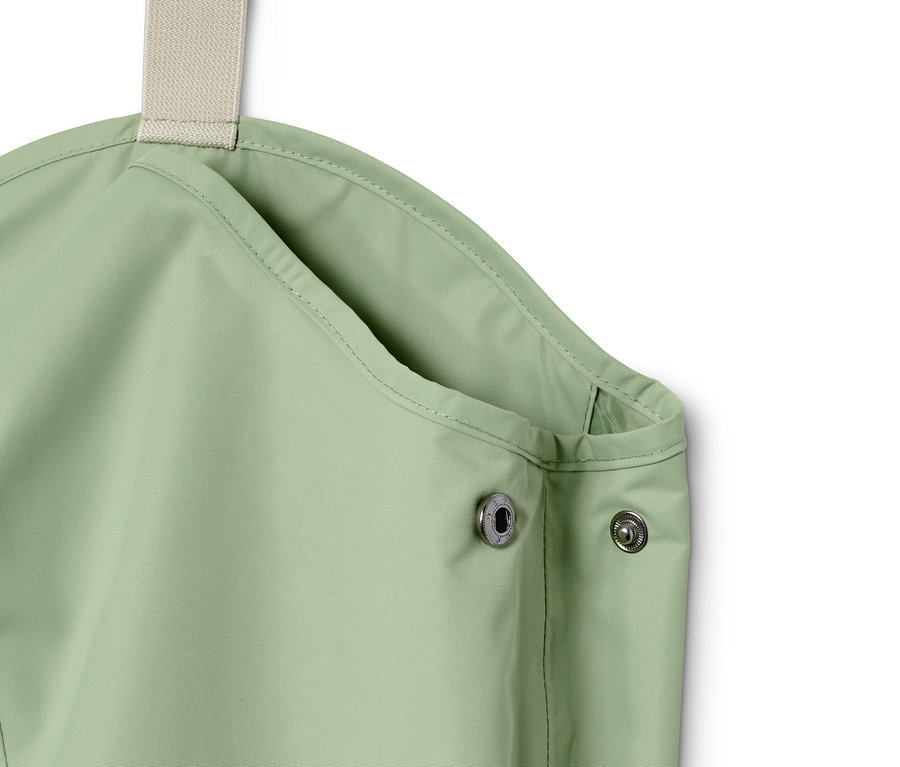 Askılı ve çıtçıtlı yeşil yağmur pantolonu detayı