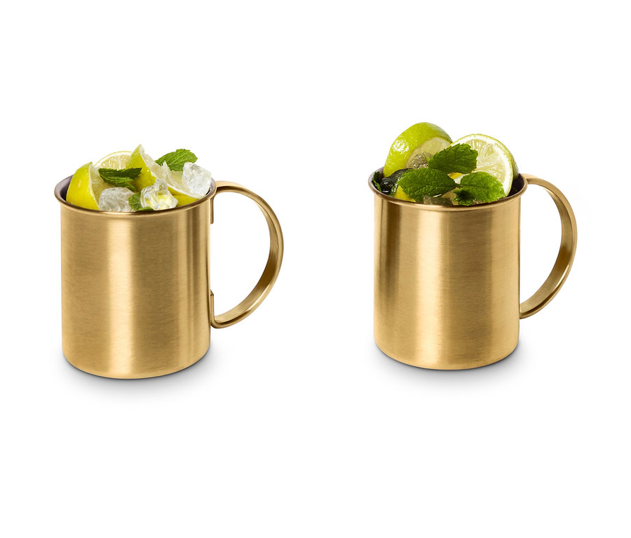 Limon, buz ve nane ile doldurulmuş iki adet Moscow Mule Kupa.