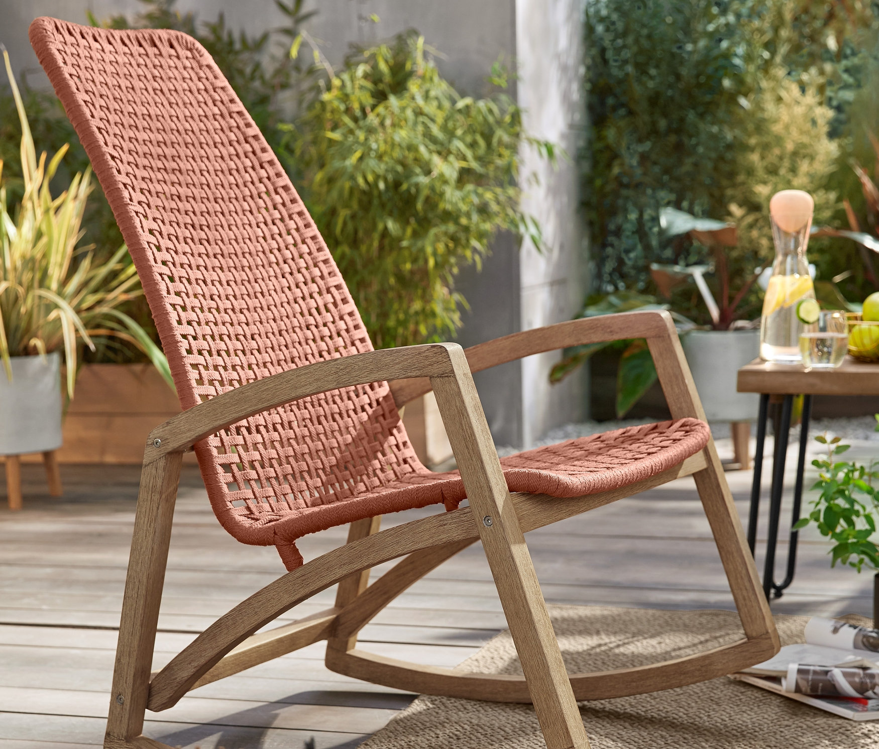 Verandada Sallanan Bahçe Sandalyesi "Halat" ve LED Mumlu Fener. Arka planda 2 Adet Beton Görünümlü Metal Konsol Sehpa.