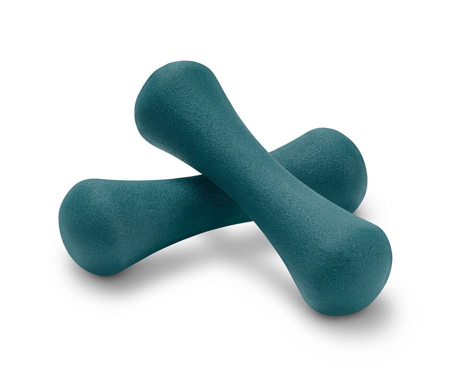 İki adet mavimsi yeşil dambıl, beyaz bir arka planda çapraz şekilde duruyor.