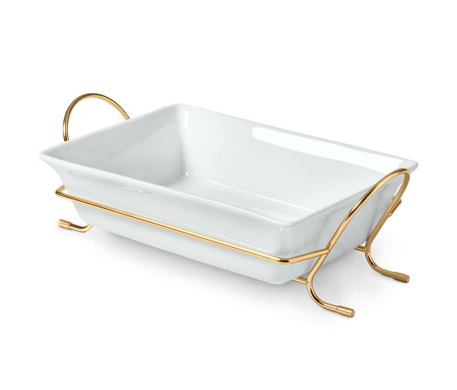 Altın rengi metal stand üzerinde beyaz porselen fırın kabı.