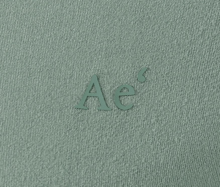 Ada çayı rengi uzun kollu fonksiyonel tişört detayı.