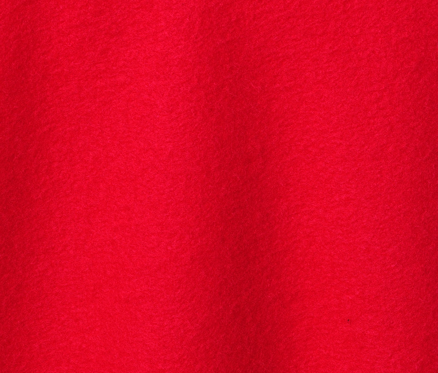 Kırmızı kapüşonlu sweatshirt yakın çekim.