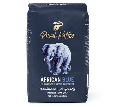 Bir paket Privat Kaffee African Blue - 500 g Çekirdek kahve. Paketin üzerinde bir fil resmi var.