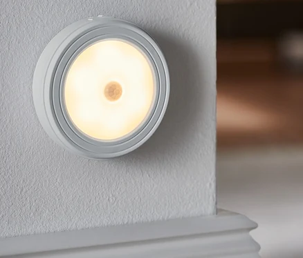 Duvara monte edilmiş çok fonksiyonlu bir LED lamba.