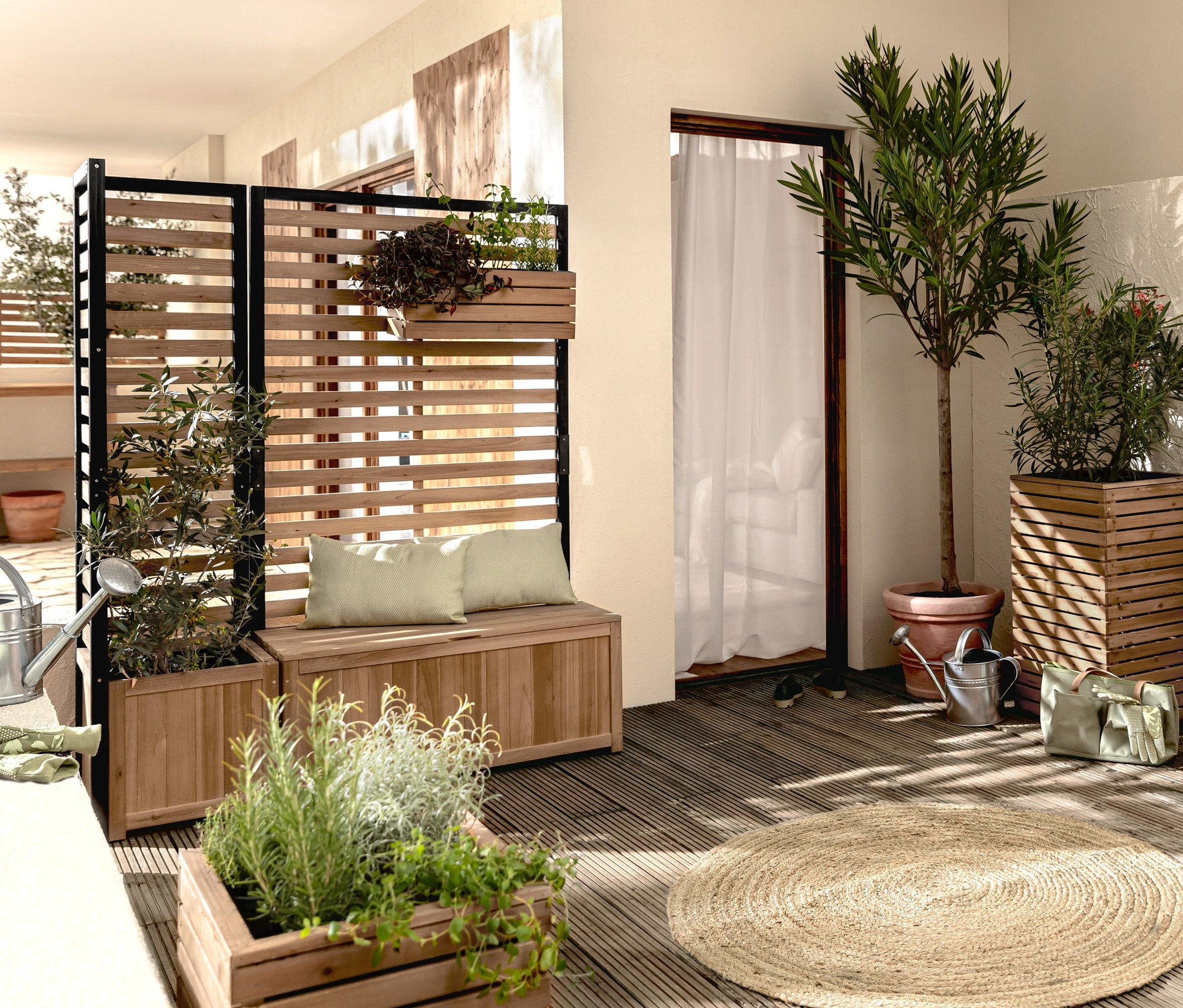 Veranda; Sichtschutz-Pflanzkasten-Modul »Elin«, dekoratif yüksek saksı »Elin«, 2 adet sütun saksı »Tinus« ve Sichtschutz-Stauraumtruhe-Modul »Elin« ile döşenmiştir.