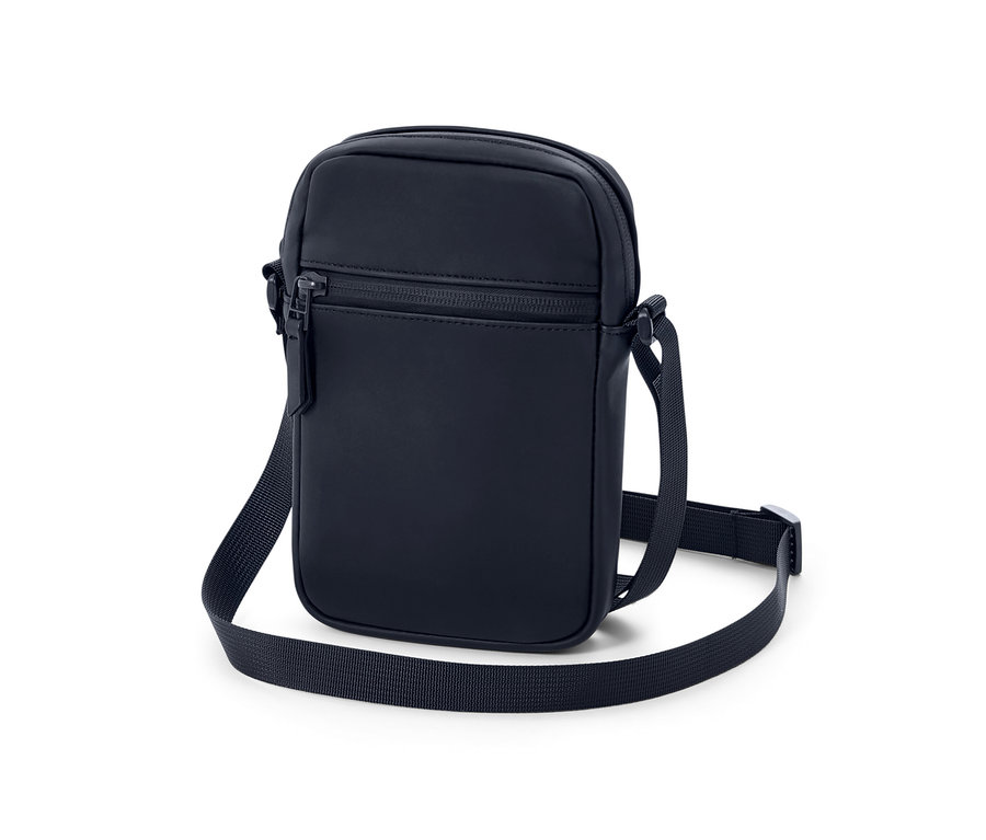 Beyaz bir arka plan üzerinde lacivert bir Yağmur Çantası.