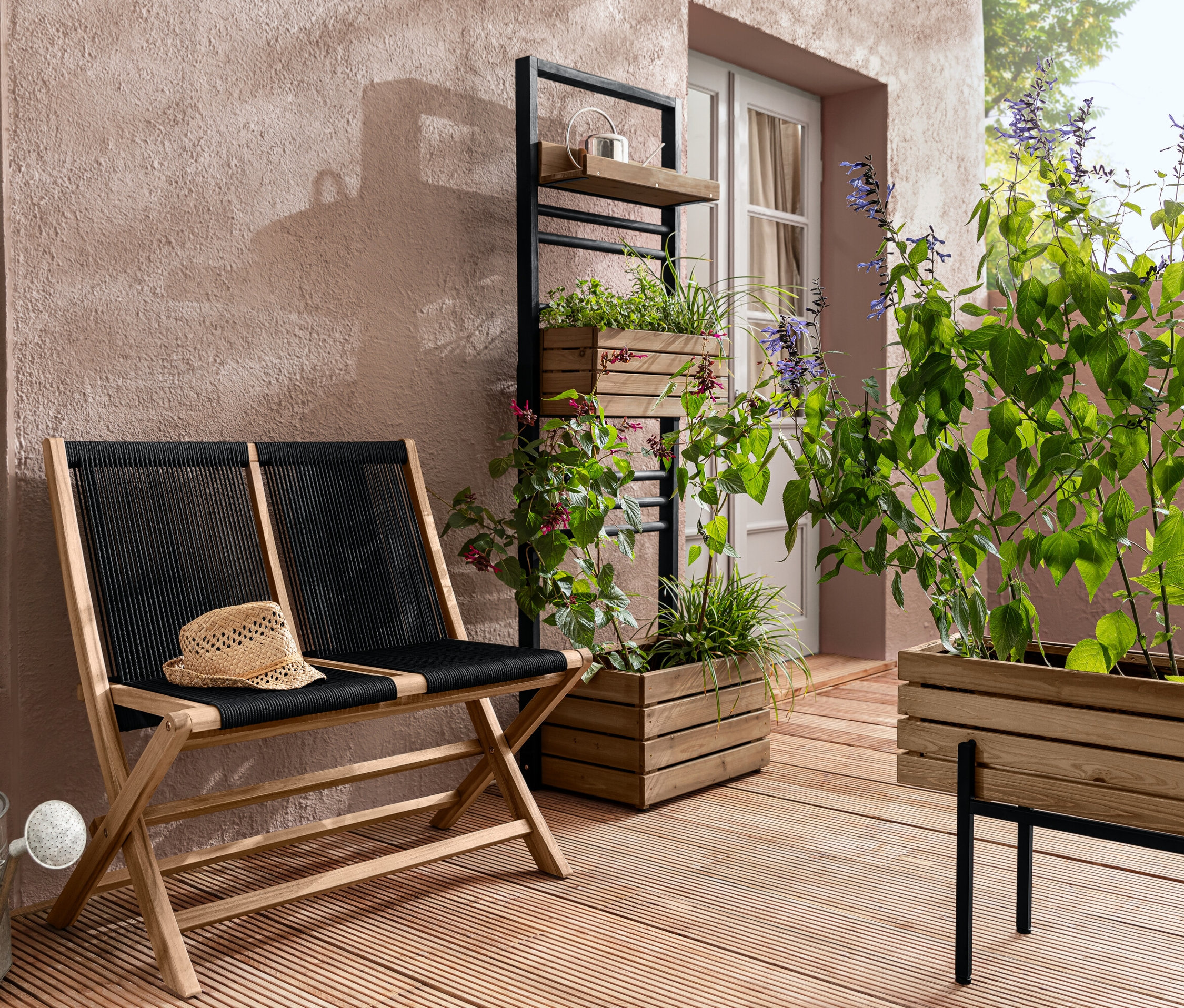 Bir tekstil örgülü katlanabilir bahçe bankı, bir bitki duvarı »Elin« ve bir kutu saksı »Elin« ile bitkiler bir terasta duruyor.