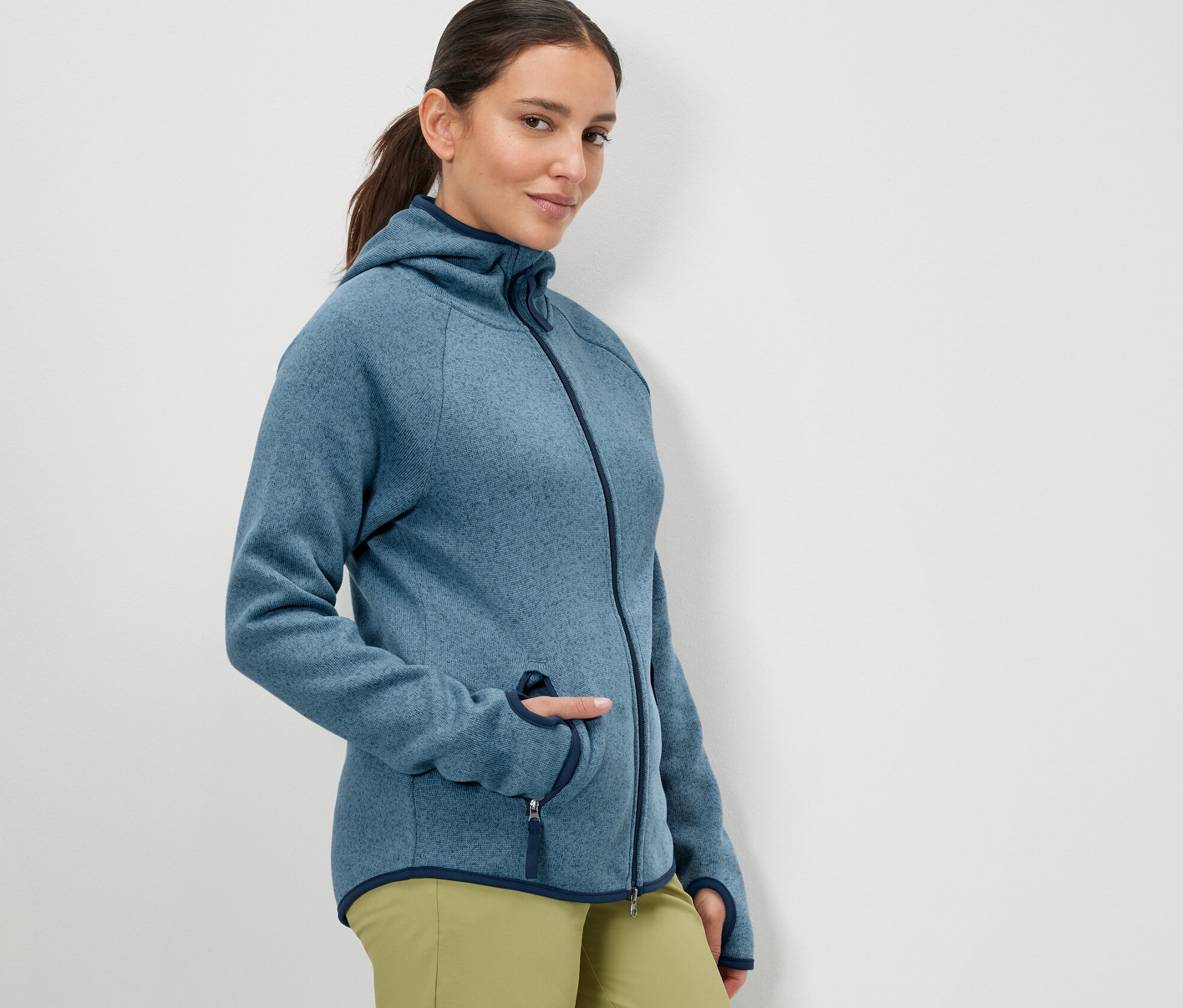 Kadın lacivert örgü polar ceket ile poz veriyor