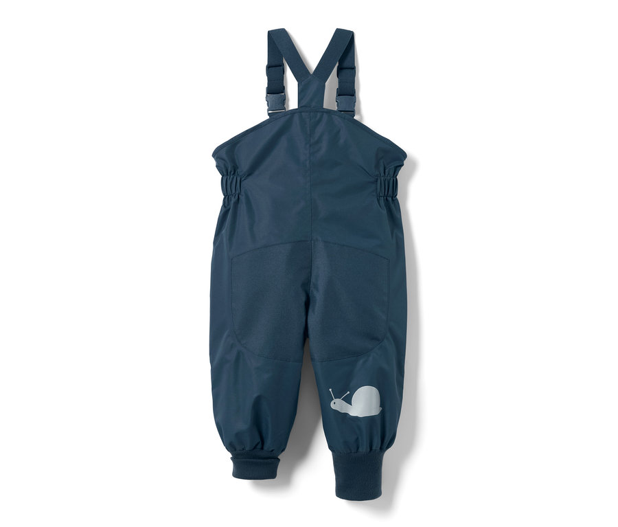 Bacak kısmında salyangoz resmi olan, lacivert, askılı yürümeye başlayan çocuk yağmur pantolonu.