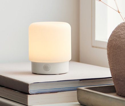Hareket sensörlü çok fonksiyonlu mini LED ışık, çiçek vazosunun yanında kitapların üzerinde duruyor.