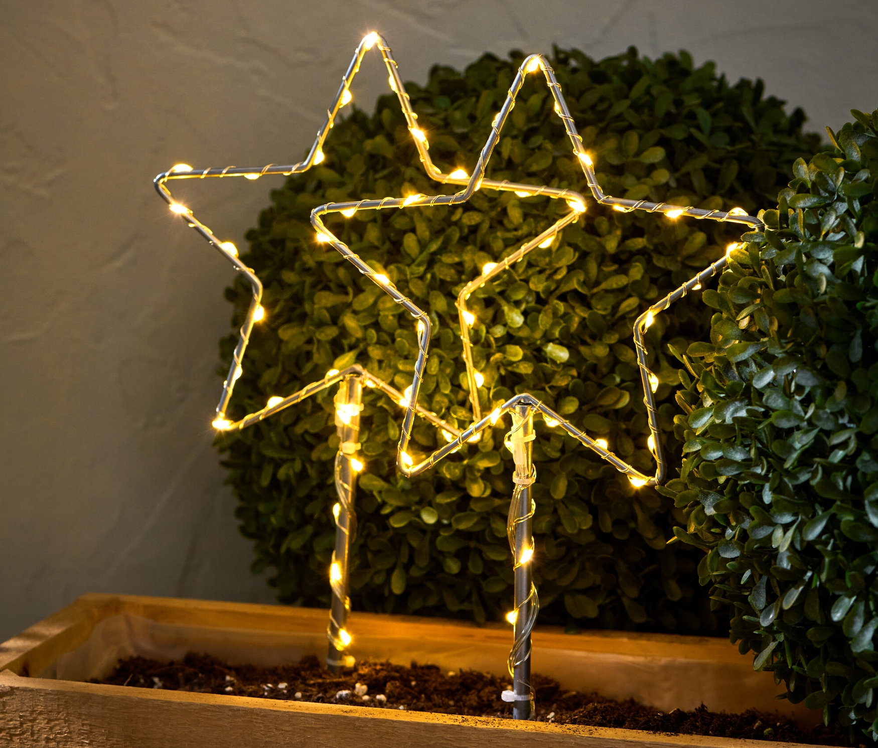 İki adet küçük LED'li Kazık »Yıldız« toprağa saplanmış.