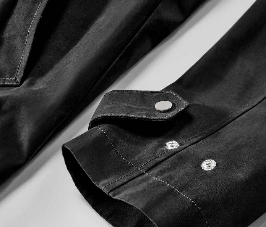 Siyah kapüşonlu bir parkanın yakın çekimi.