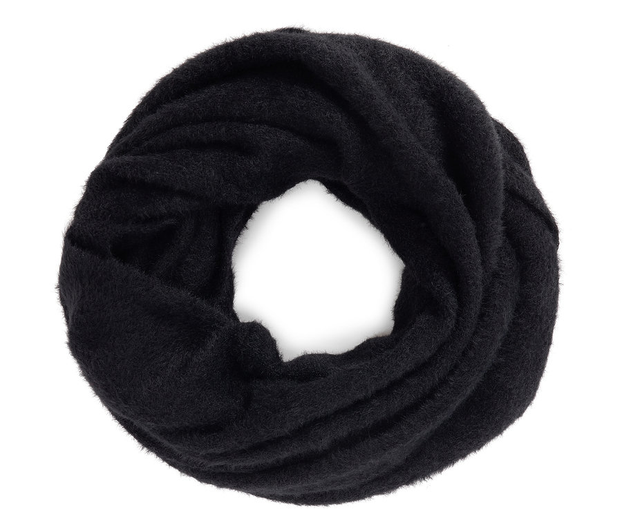 Beyaz bir arka plan üzerinde siyah örgü bir atkı.