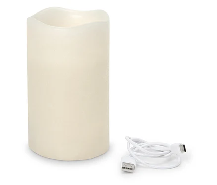 Beyaz arka planda beyaz, silindir şeklinde bir mum ve bir USB şarj kablosu.