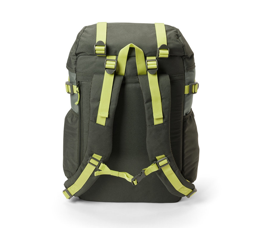 Beyaz bir arka plan üzerinde haki gövdeye ve açık yeşil kayışlara sahip bir Outdoor Sırt Çantasının arka görünümü.