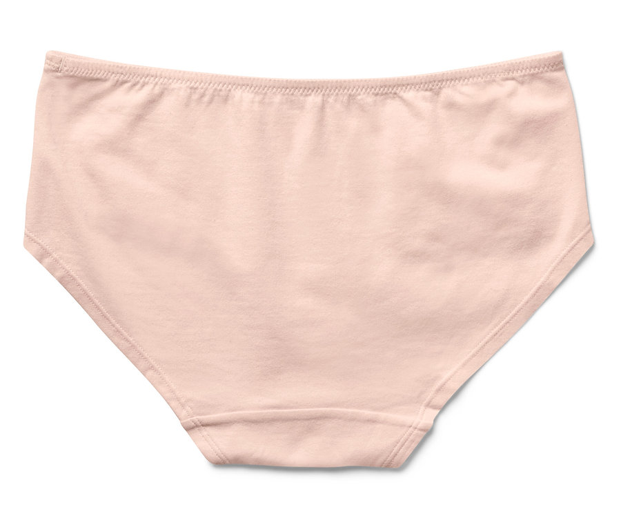 Beyaz bir arka plan üzerinde şeftali rengi bir kadın külotunun yakın çekimi.