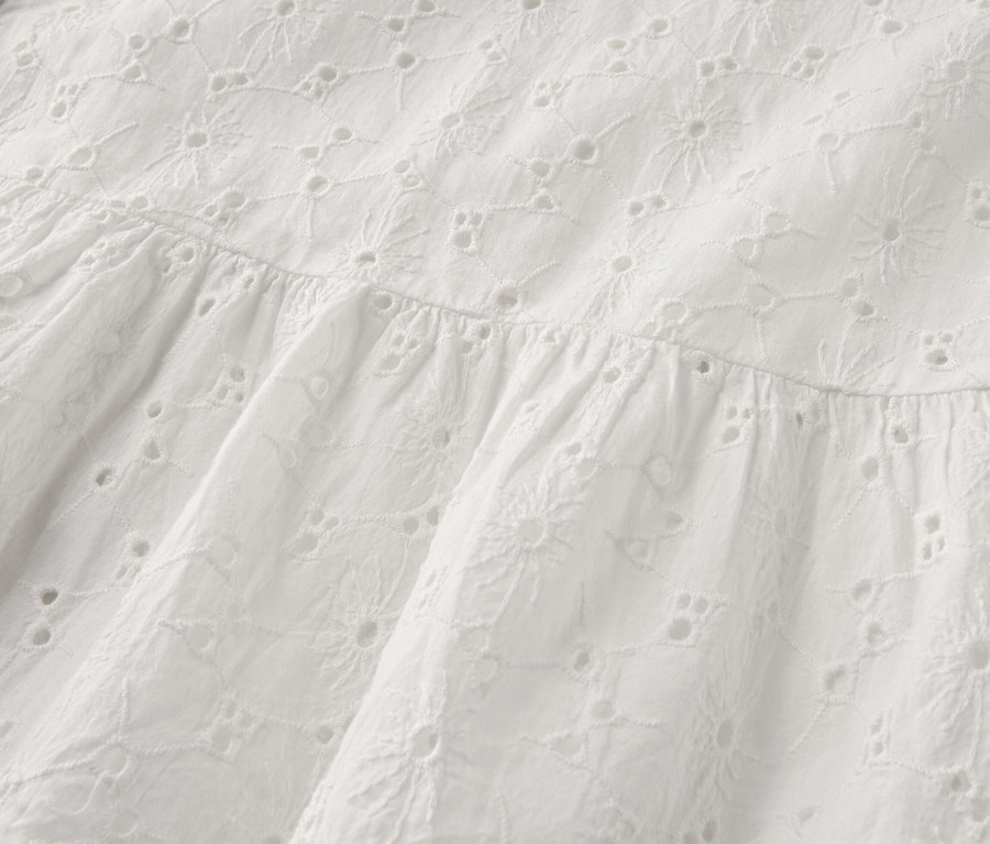 Brodeli detaylı beyaz bluz elbise yakından görünümü.