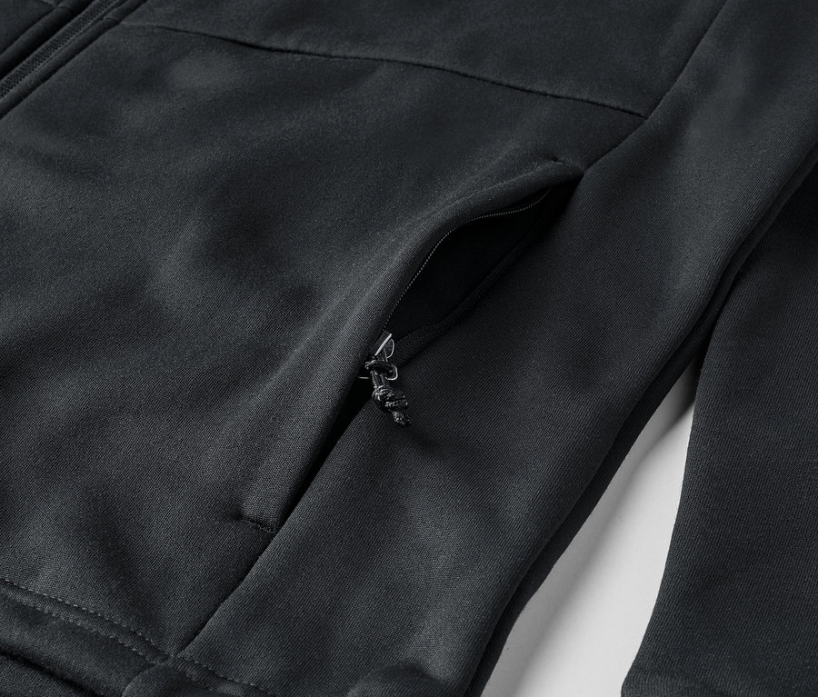 Siyah fermuarlı ve cepli bir sweatshirt'ün yakın çekim detayı.