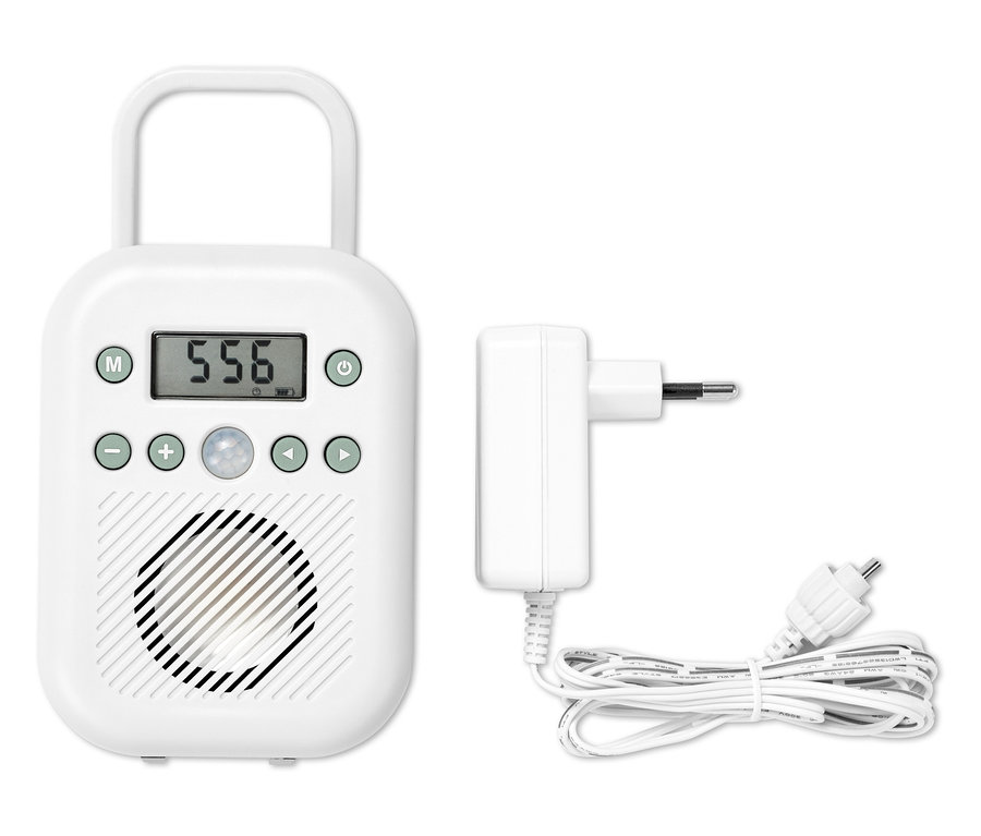 Dijital ekranlı ve şarj adaptörlü beyaz banyo radyosu.