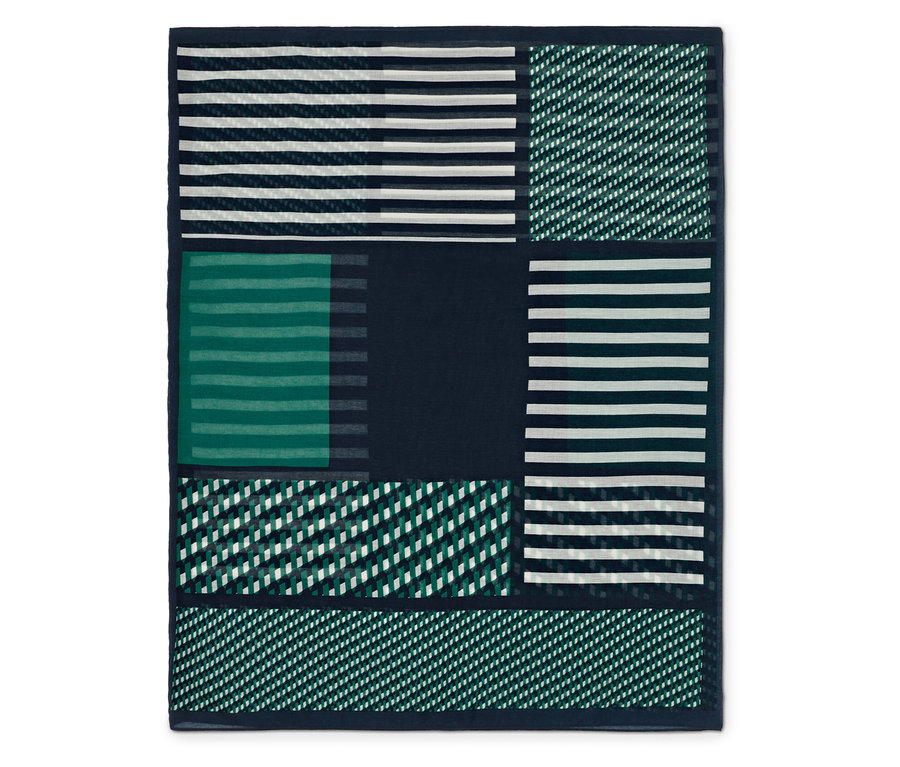 Yeşil ve mavi tonlarında geometrik desenli dekoratif örtü.