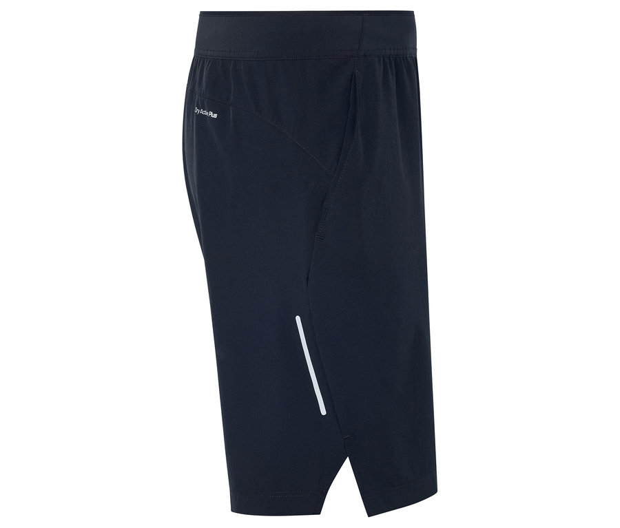 Reflektif şeritli lacivert spor şortun yakın çekimi.