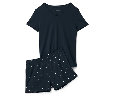 Lacivert, beyaz puantiyeli, tişört ve şorttan oluşan kısa pijama takımı.