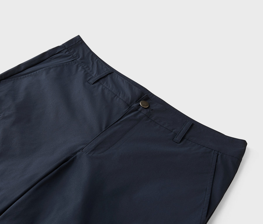 Düğmeli lacivert pantolonun yakın çekimi.