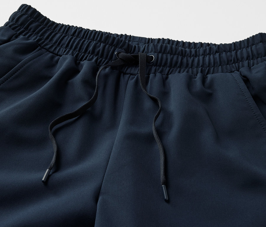 Bel kısmında siyah ipli softshell eşofman altı detayı.