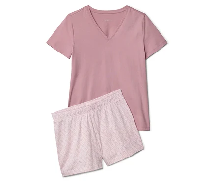 Pembe kısa pijama takımı, V yakalı tişört ve desenli şorttan oluşur.