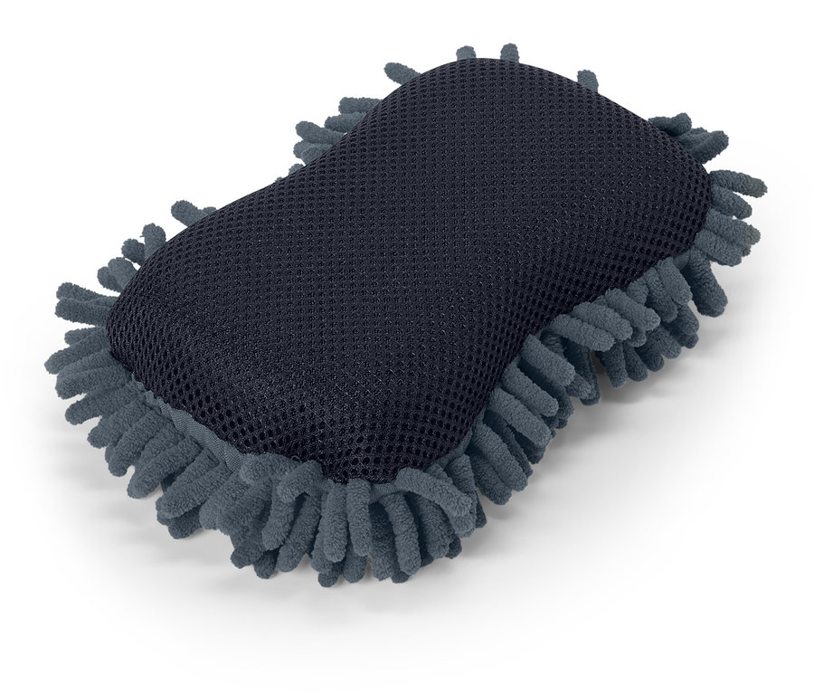 Mavi mikrofiber saçaklı gri bir sünger beyaz bir arka plan üzerinde duruyor.